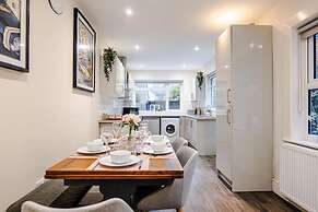 Gloucester-5 Bed Home for Work & Leisure