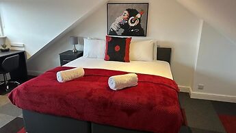 Gloucester-4 Bed Home for Work & Leisure