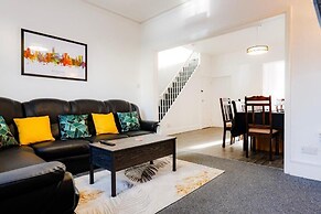 Gloucester-4 Bed Home for Work & Leisure