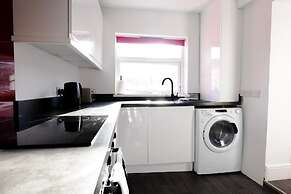 Gloucester-4 Bed Home for Work & Leisure
