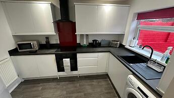 Gloucester-4 Bed Home for Work & Leisure