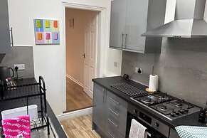 2 Bed - Sleeps 4 - Garden - Free Parking