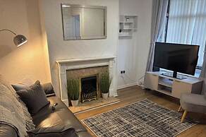 2 Bed - Sleeps 4 - Garden - Free Parking
