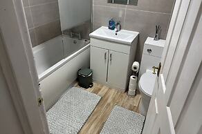 2 Bed - Sleeps 4 - Garden - Free Parking