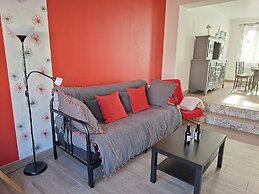 Modern Holiday Home in St. Pol de Leon