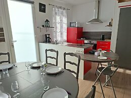 Modern Holiday Home in St. Pol de Leon