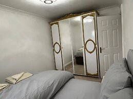 Romford Contractor / Family House