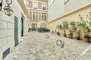 Superb AC- 2bdr Apartement Montaigne/arc de Triomphe