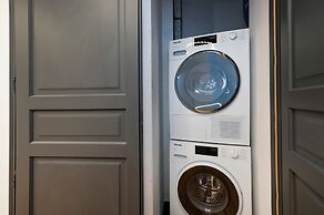 Superb AC- 2bdr Apartement Montaigne/arc de Triomphe