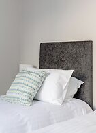 Grassmarket Modern Two Bedroom Flat