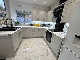 Central 4 bed Home in Ecclesall Near Peaks
