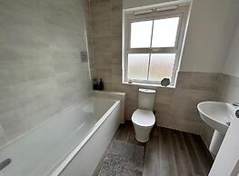 House - Sleeps 8 - Free Parking and Ps5