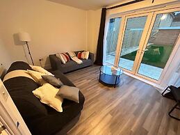 House - Sleeps 8 - Free Parking and Ps5