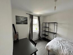 House - Sleeps 8 - Free Parking and Ps5