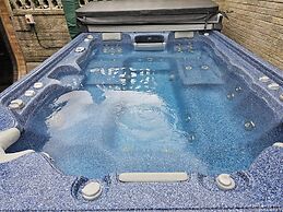 Spa Home With Swimming Pool, Hottub, and Sauna