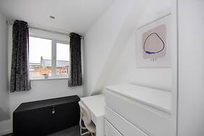 Stylish Town House - Located Close to Derby Centre