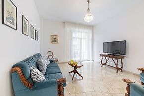 Guesthost - Il Salotto Blu - Appartamento Con Parcheggio