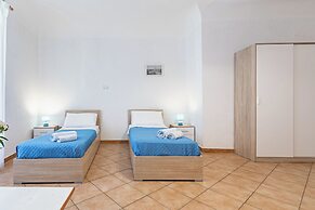 Guesthost - Piazza Pretoria Roomy Flat With Balconies X8