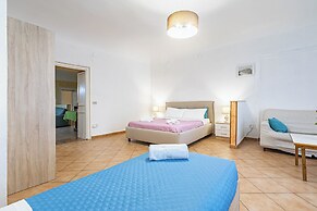 Guesthost - Piazza Pretoria Roomy Flat With Balconies X8