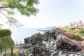 Guesthost - Penelope Seaview Apartment