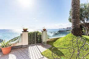 Guesthost - Penelope Seaview Apartment