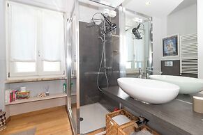 Guesthost - Charming Apt With Parking!