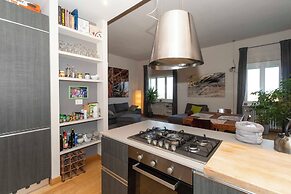 Guesthost - Charming Apt With Parking!