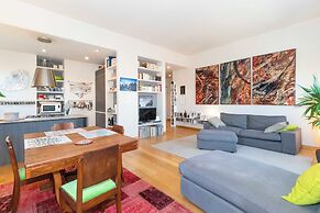 Guesthost - Charming Apt With Parking!