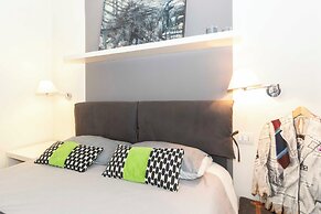 Guesthost - Charming Apt With Parking!