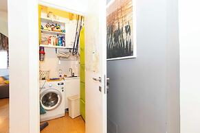Guesthost - Charming Apt With Parking!