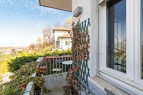 Guesthost - Charming Apt With Parking!
