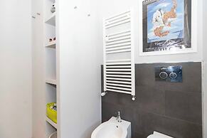 Guesthost - Charming Apt With Parking!