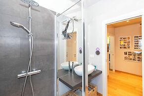 Guesthost - Charming Apt With Parking!