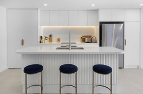 Luxury 2BR Palm Beach Apartment