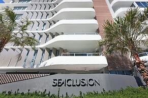 Luxury 2BR Palm Beach Apartment