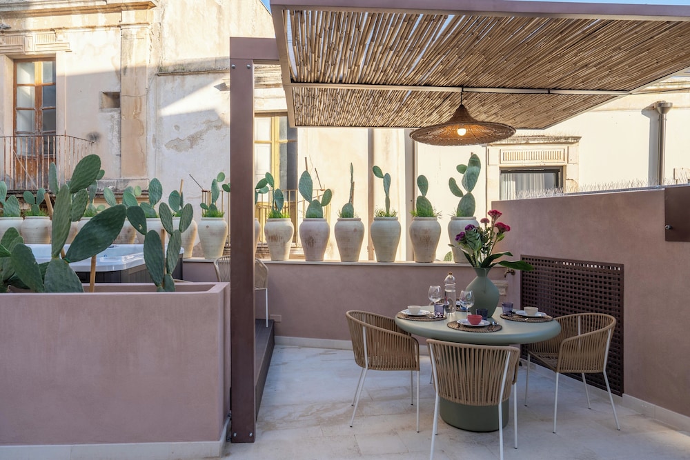 Vico Trigona con Terrazza e Jacuzzi Riscaldata