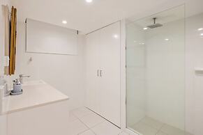 Ambassador 19 Beachside Burleigh Heads