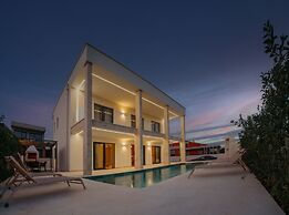 Villa Turnea With Heated Pool