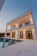 Villa Turnea With Heated Pool