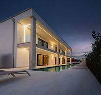 Villa Turnea With Heated Pool