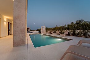 Villa Turnea With Heated Pool