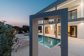 Villa Turnea With Heated Pool