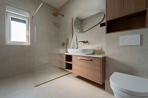 Villa Turnea With Heated Pool