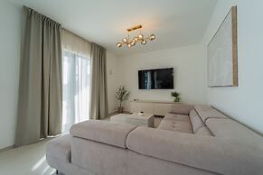 Villa Turnea With Heated Pool