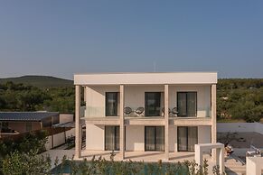 Villa Turnea With Heated Pool