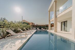Villa Turnea With Heated Pool