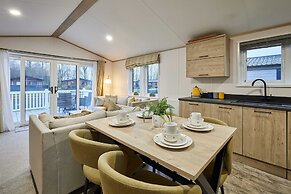 Host Stay Honey Bee Lodge