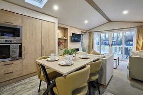 Host Stay Honey Bee Lodge