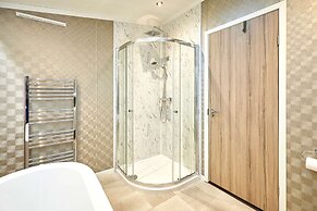 Host Stay Enzo s Lodge