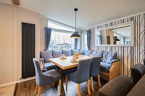 Host Stay Four Seasons Lodge
